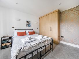 A bedroom with a bed and wardrobe at Apartment Sleeps 4 with Balcony and Parking in Kingsbridge