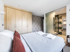 A bedroom with a bed and a shower at Apartment Sleeps 4 with Balcony and Parking in Kingsbridge