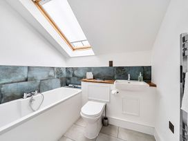 A bathroom with bathtub, toilet, and sink at Apartment Sleeps 4 with Balcony and Parking in Kingsbridge