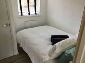 A bedroom with a bed and towels at Torpoint Apartment Sleeps4 Seaside Parking in Downderry