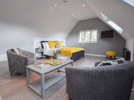 A bedroom with a bed and seating area at 1bed Pet Friendly nr Bicester village near Bicester