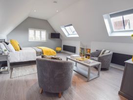 A bedroom with a bed and chairs at 1bed Pet Friendly nr Bicester village near Bicester