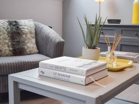 A living room with a sofa and books on a table at 1bed Pet Friendly nr Bicester village near Bicester