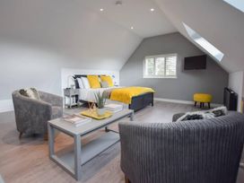 A bedroom with a bed and seating area at 1bed Pet Friendly nr Bicester village near Bicester