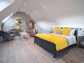 A bedroom with a bed and seating area at 1bed Pet Friendly nr Bicester village near Bicester