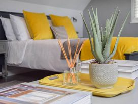 A bedroom with a bed and plant decorations at 1bed Pet Friendly nr Bicester village near Bicester