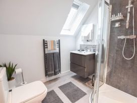 A bathroom with a sink, shower, toilet, and towel rack at 1bed Pet Friendly nr Bicester village near Bicester