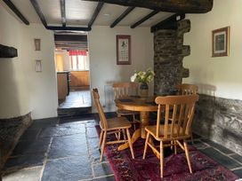 A dining room with a table and chairs at the property in 