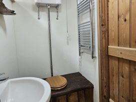 A bathroom with a sink and toilet at Pet Friendly 3Bed Barn Sleeps 7 Parking Garden Westhall near Halesworth