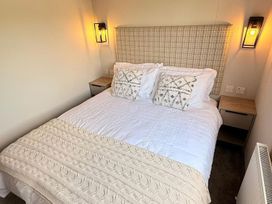 A bedroom with a bed and bedside tables at 3Bed Sleeps 6 Parking Balcony