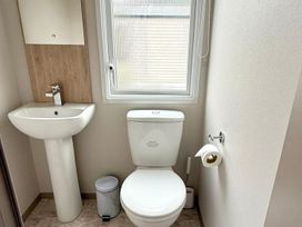 A bathroom with a sink and toilet at 3Bed Sleeps 6 Parking Balcony Flamingo Land Resort near Kirkby Misperton