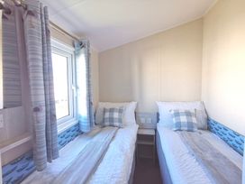 A bedroom with two single beds and a window at the property in location 