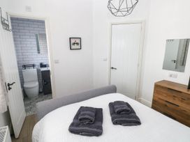 A bedroom with a bed and towels at Pleasant Valley Holiday Lodge 70, Stepaside