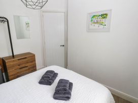 A bedroom with towels on the bed at Pleasant Valley Holiday Lodge 70 Stepaside