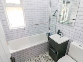 A bathroom with a bathtub, sink, and toilet at Pleasant Valley Holiday Lodge 70 Stepaside