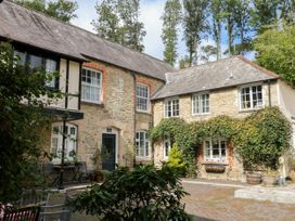 A courtyard with two houses at 12 Courtyard Cottage at Sheplegh Court in Totnes