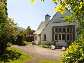 A house with a pathway at White Gables in Ambleside
