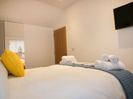 A bedroom with bed and towels at Fishermans Loft in Mevagissey