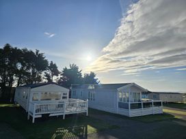Two holiday homes with decking under the sun at 3 Bed-Sleeps 8-Free Parking-5 Min to Beach Embo near Dornoch