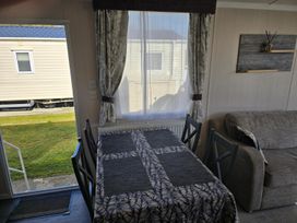 A dining area with a table and chairs at 3 Bed-Sleeps 8-Free Parking-5 Min to Beach in Embo near Dornoch