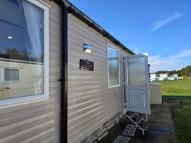 An exterior view of a cabin with a door and window at 3 Bed-Sleeps 8-Free Parking-5 Min to Beach, Embo near Dornoch