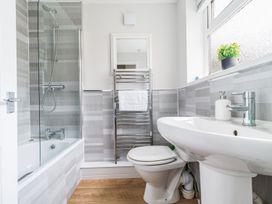 A bathroom with a bathtub and shower at East House-Sleeps 5-Pet friendly-Garden-Parking in Stakeford