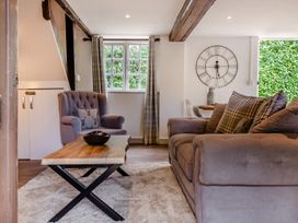 A living room with a sofa and an armchair at Cottage - Sleeps 4 - Parking in Evesham