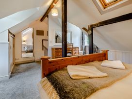 A bedroom with a bed and dresser at Cottage - Sleeps 4 - Parking in Evesham