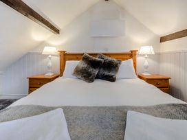 A bedroom with a bed and bedside tables at Cottage - Sleeps 4 - Parking Evesham