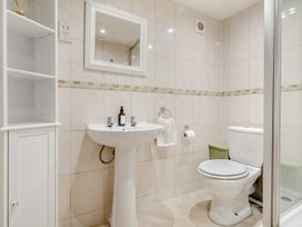A bathroom with a sink, toilet, and shower at Cottage - Sleeps 4 - Parking Evesham