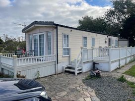 A lodge with wooden deck and garden area at 2 Bed Lodge Sleeps 5 - Pet Friendly, WiFi, Parking, Skegness