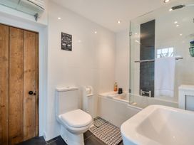 A bathroom with a toilet, bathtub, and sink at 1 Bed - Sleeps 4 - Parking - Pets - Town Centre Wadebridge