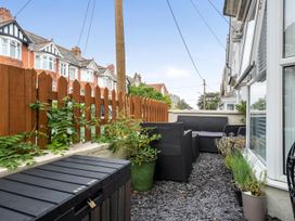 An outdoor area with seating and plants at 1 Bed - Sleeps 4 - Parking - Pets - Town Centre Wadebridge