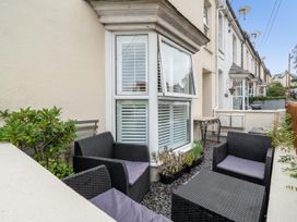 An outdoor space with seating and plants at 1 Bed - Sleeps 4 - Parking - Pets - Town Centre Wadebridge