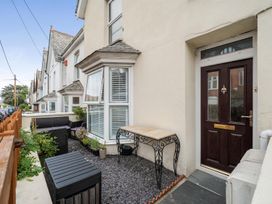 An outdoor area with a bench and plants at 1 Bed - Sleeps 4 - Parking - Pets - Town Centre in Wadebridge