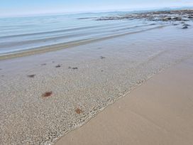 A beach with sand and sea at Snowdonia Sunbeach Holiday Sea and Mountain view in Llwyngwril