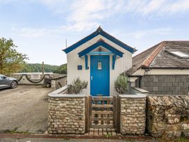 A small building entrance with a blue door and stone wall at 1 Bed Cottage - Sleeps 2 - Wifi Malpas near Truro