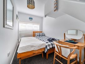 A bedroom with a bed and desk at 1 Bed Cottage - Sleeps 2 - Wifi Malpas near Truro