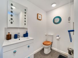 A bathroom with sink and toilet at 1 Bed Cottage - Sleeps 2 - Wifi Malpas near Truro