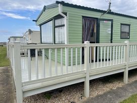 A lodge with a deck and railing at 4 Bed Lodge Sleeps 8 - Pets & WiFi Free Parking in Ingoldmells
