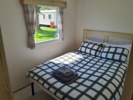 A bedroom with a bed and window at Ye Old'e Man - Sleeps 6 & Pet Friendly Near Flookburgh