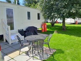 An outdoor seating area with a table and chairs at Ye Old'e Man - Sleeps 6 & Pet Friendly, Near Flookburgh