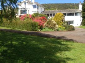 A house with a garden and driveway at Apartment Sleeps 2 with Parking, Pets Welcome, Watermillock near Pooley Bridge
