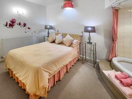 A bedroom with a bed and a bath tub at Apartment Sleeps 2 with Parking, Pets Welcome Watermillock near Pooley Bridge