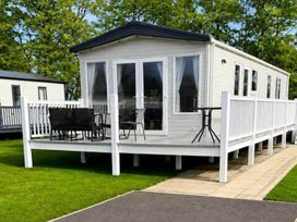 A mobile home with outdoor furniture at Tattershall Lakes - Hot Tub - Sleeps 6 - Pets in Tattershall