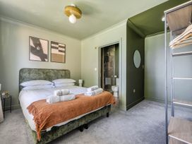 A bedroom with a bed and bathroom access in 2 Bedroom Apartment Sleeps 3 Garden Pets Carbis Bay