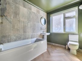 A bathroom with a bathtub, sink and toilet at 2 Bedroom Apartment Sleeps 3 Garden Pets in Carbis Bay
