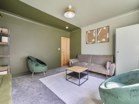 A living room with a sofa, armchairs, and a coffee table at 2 Bedroom Apartment Sleeps 3 Garden Pets, Carbis Bay