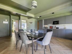 A dining room with a table and chairs at 2 Bedroom Apartment Sleeps 3 Garden Pets Carbis Bay