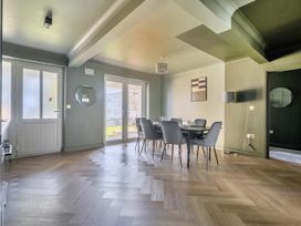 A dining room with a table and chairs at 2 Bedroom Apartment Sleeps 3 Garden Pets Carbis Bay